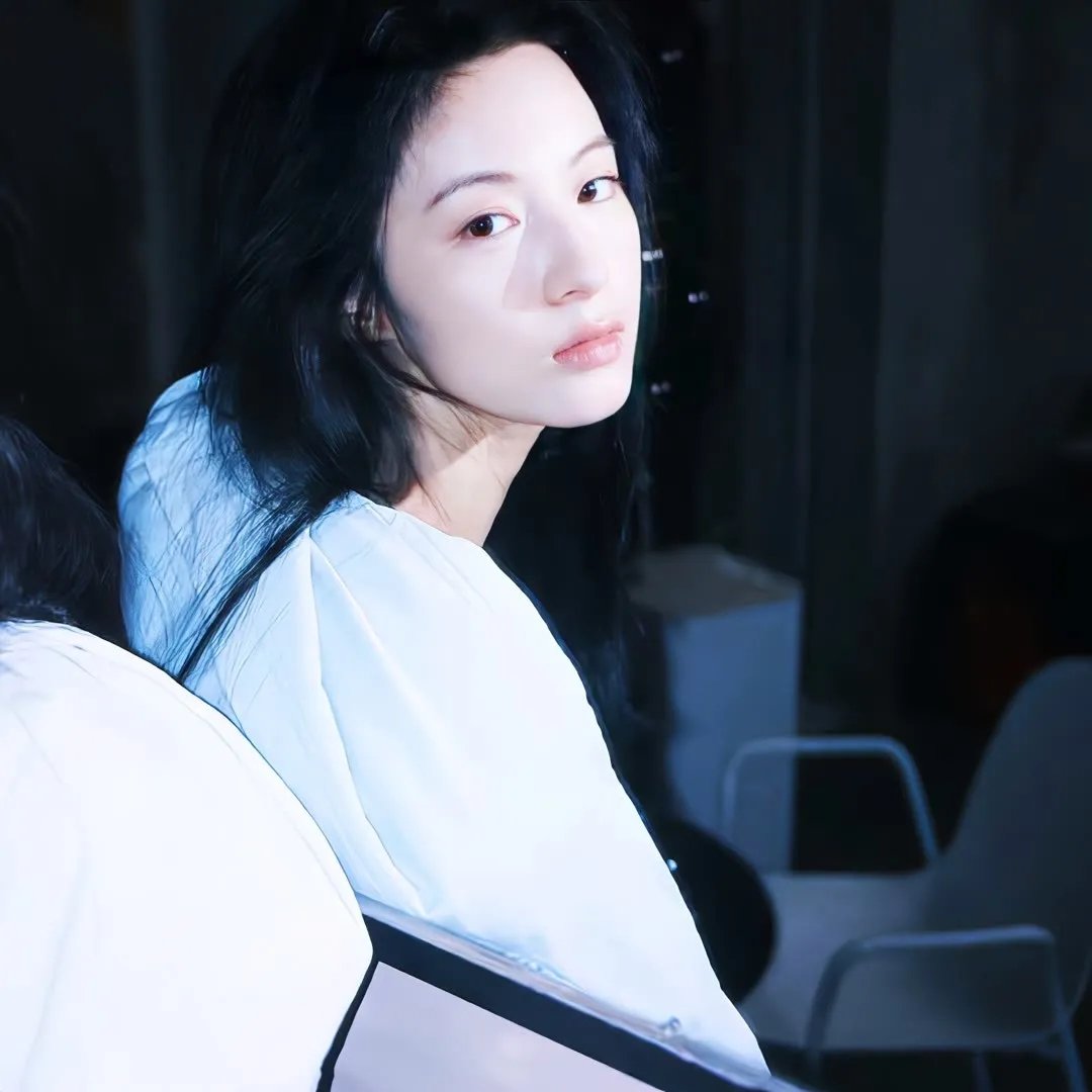 午夜下的刺花 海报